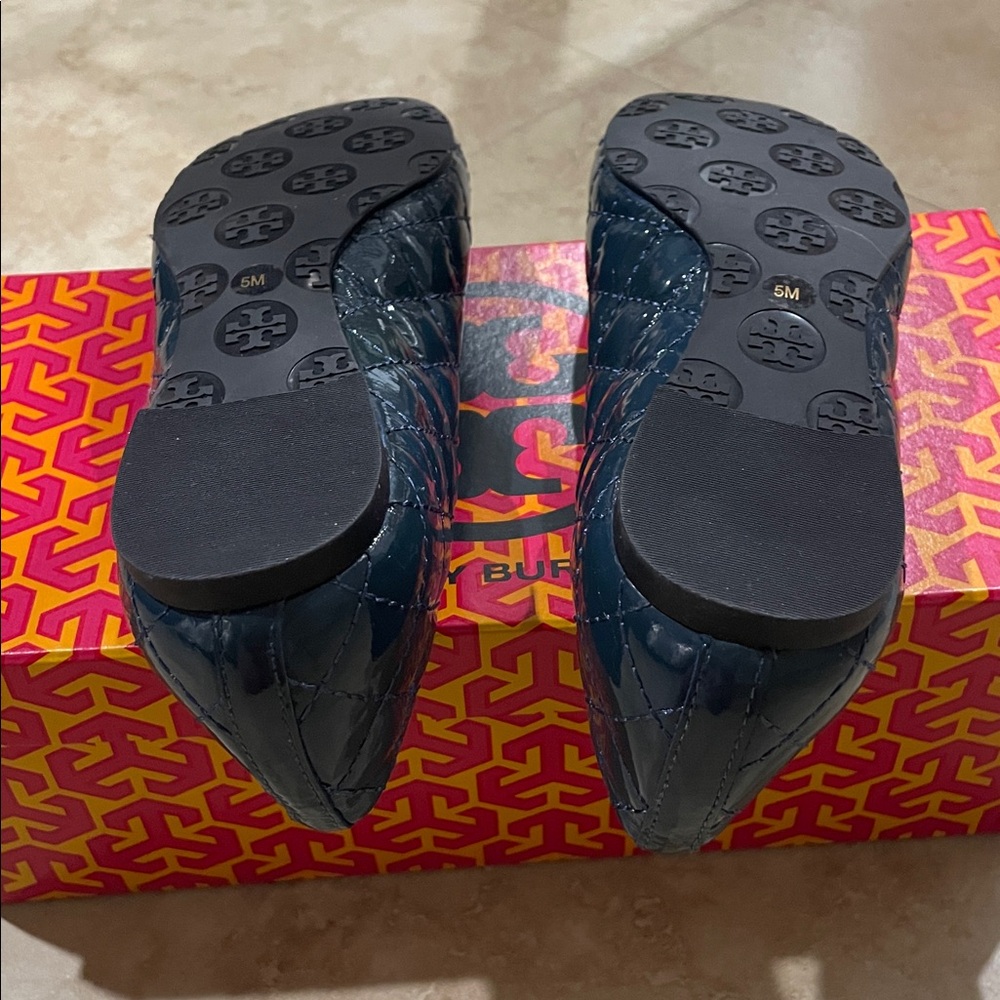 Tory Burch Navy Quilted Flats with Gold Logo - Picture 5 of 9